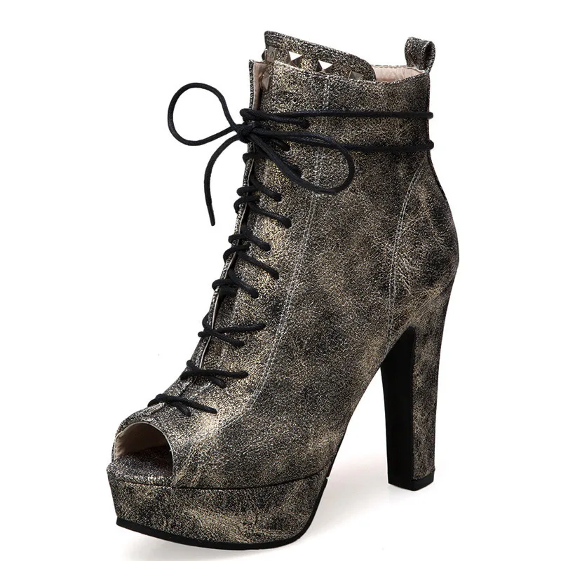 Короткие женские туфли с открытым носком и заклепками спереди на очень высоком