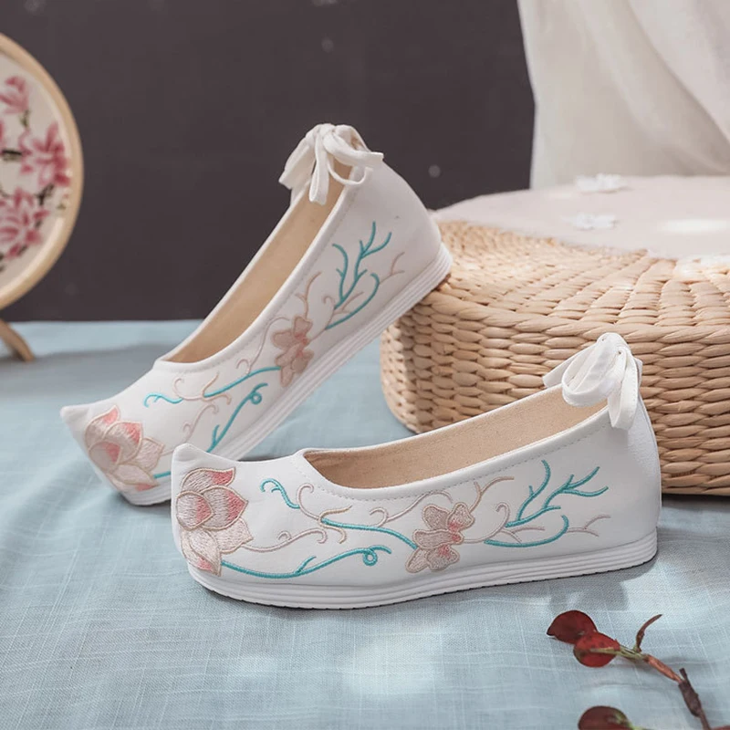 

Традиционные китайские туфли Hanfu, женские парусиновые туфли на плоской подошве, вышитые китайские свадебные туфли в китайском восточном ст...