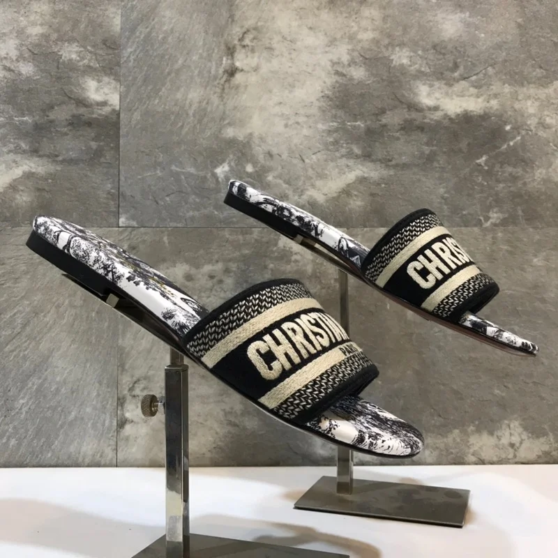 

High-quality Light Luxury 2021 Summer Fashion New Casual Comfortable Fashion Trend All-match Classic Slippers