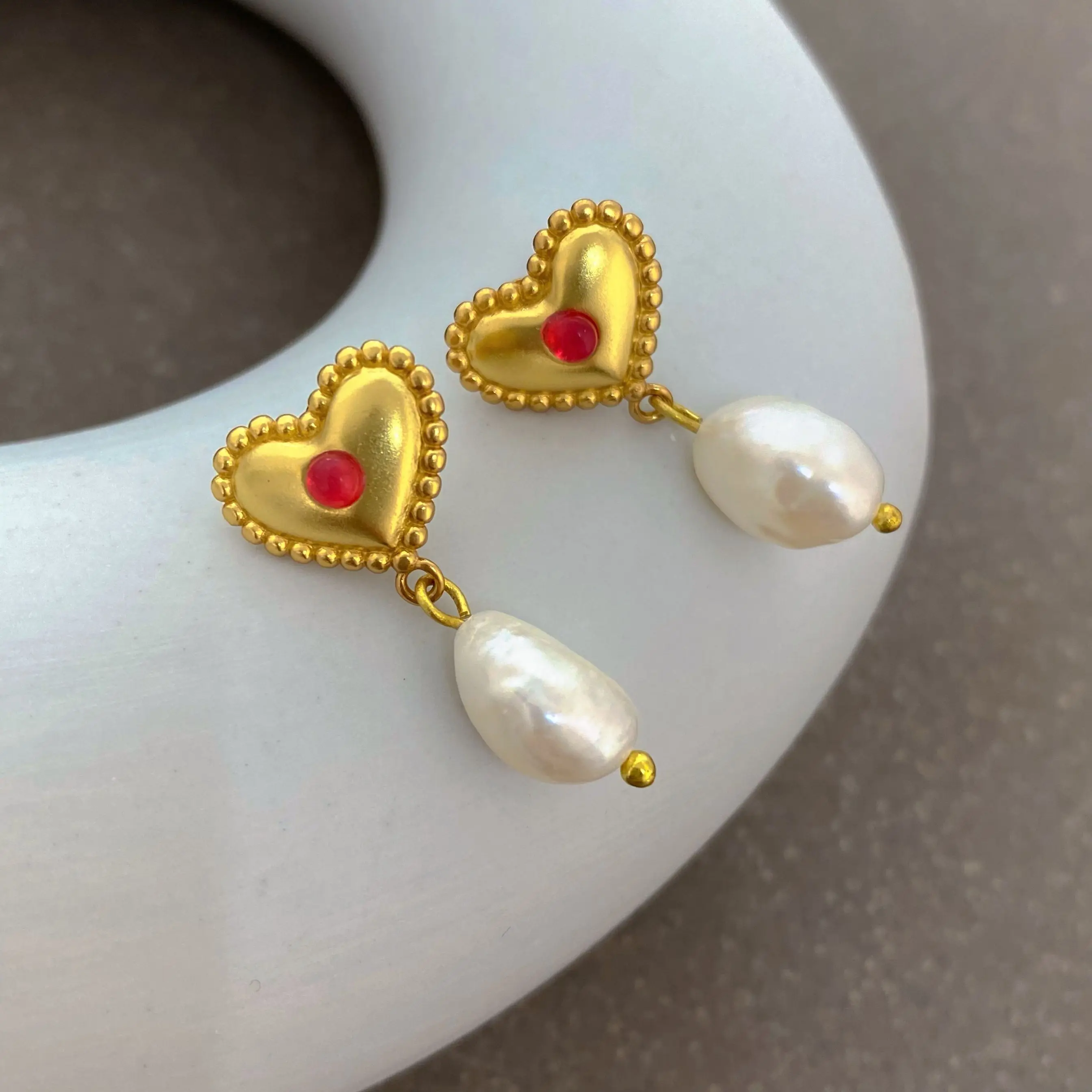 

Висячие серьги Ruby love в стиле барокко с жемчугом и матовой текстурой, изысканные серьги средней длины в средневековом стиле