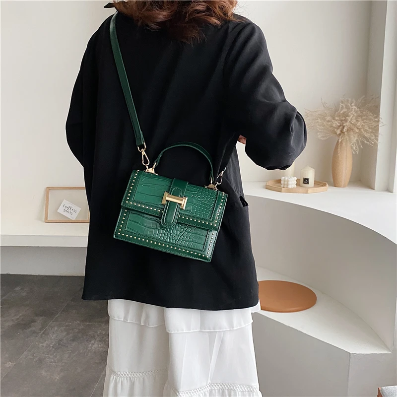 Маленькая женская сумка через плечо модная маленькая однотонная Сумочка на в