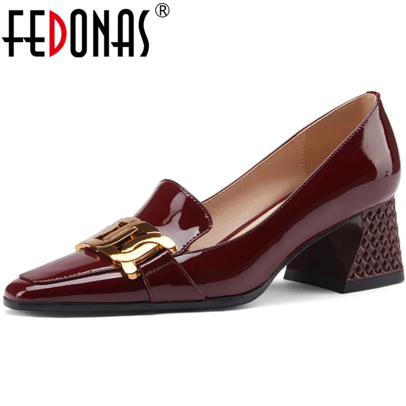 

Женские туфли-лодочки на толстом каблуке FEDONAS, розовые повседневные туфли с металлическим украшением, на низком каблуке, 2021