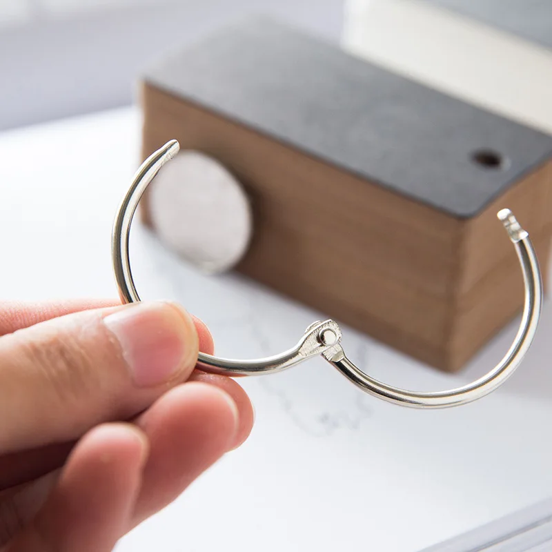 Простая и креативная крафт бумага легко приклеивается к маленькому блокноту в