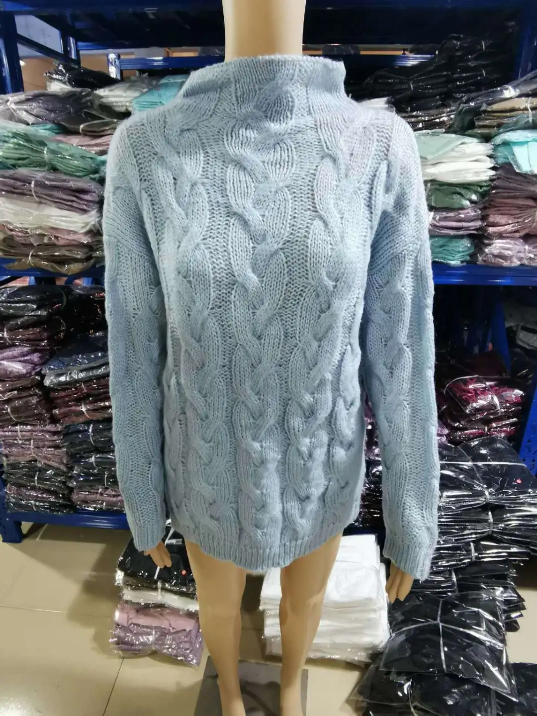 Однотонный мохеровый свитер с длинным рукавом закрученным воротником цвет