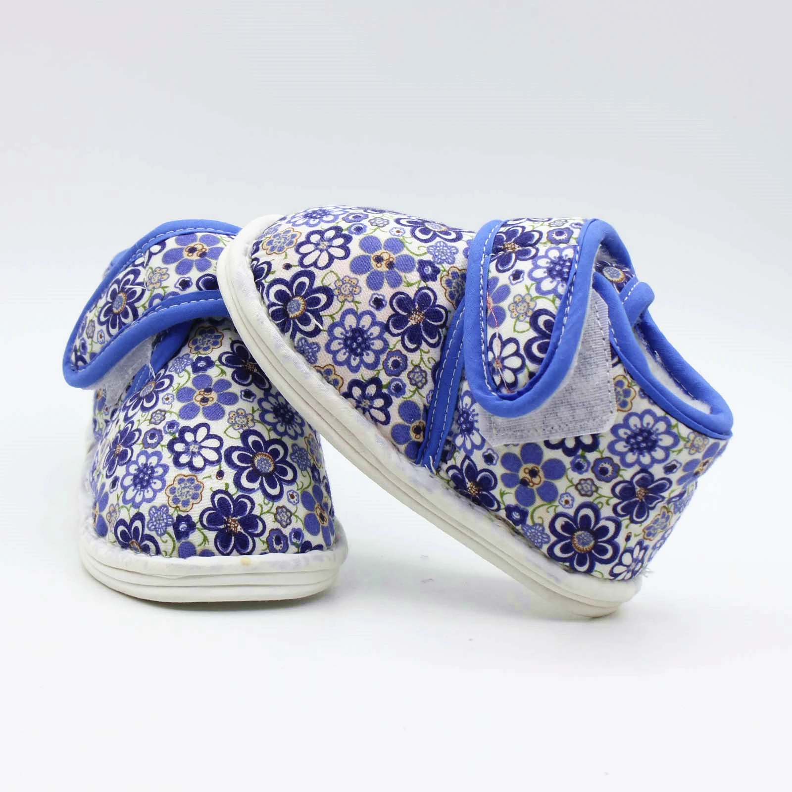 

Ботинки детские хлопчатобумажные большие с клейкой лентой и бархатной подкладкой