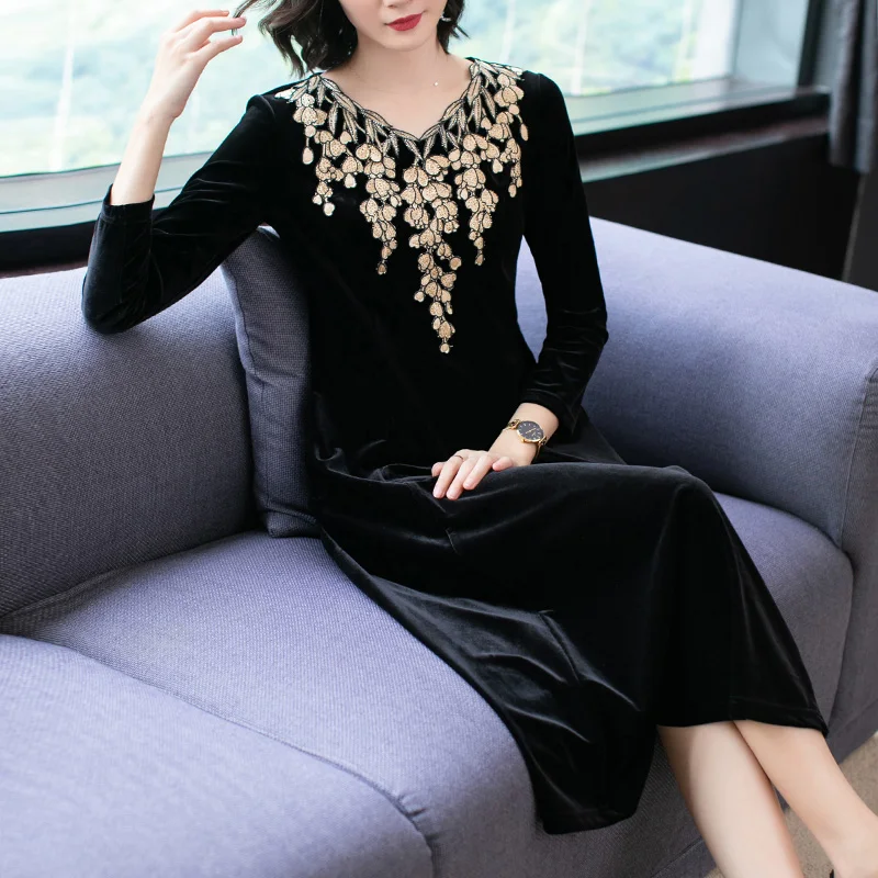 Женское бархатное платье макси элегантное винтажное черное с вышивкой модель 4xl