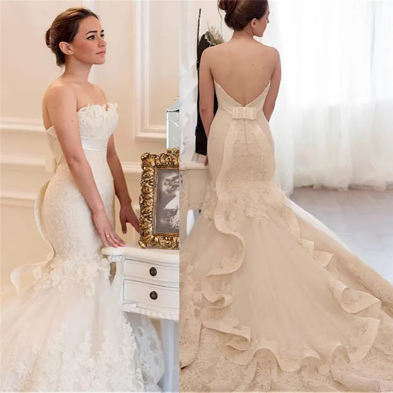 

Винтажное свадебное платье с кружевной аппликацией и бантом