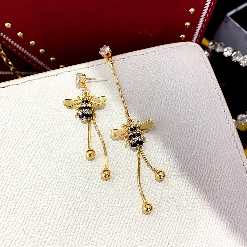 Элегантные длинные серьги с Пчелкой и камнями новинка 2020 Модная бижутерия