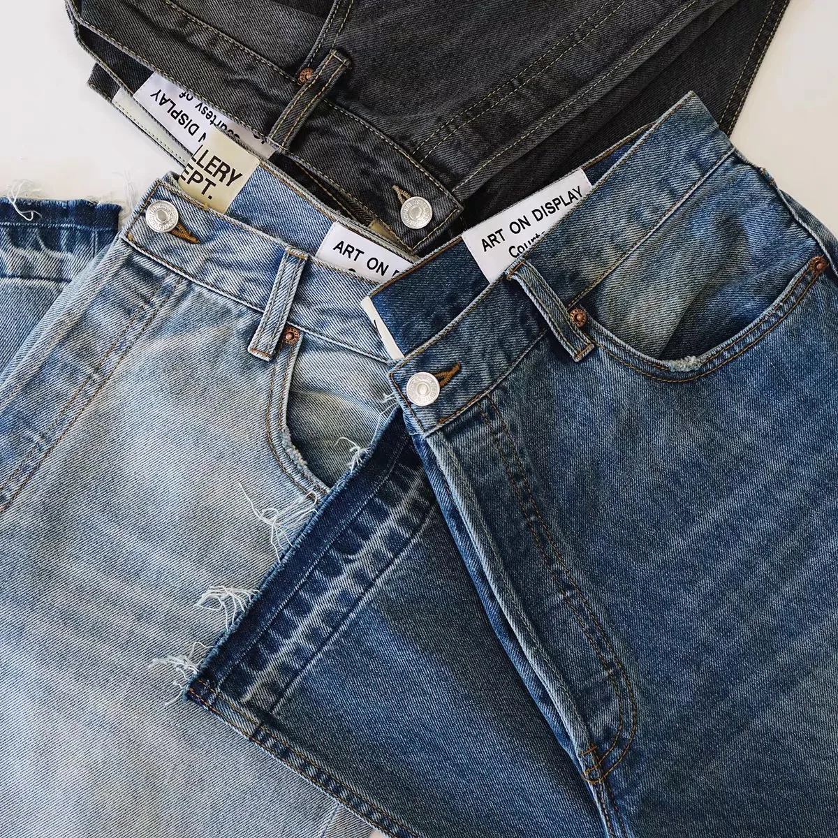 

Retro-made hand-stitched deconstructed stitching damages small straight jeans