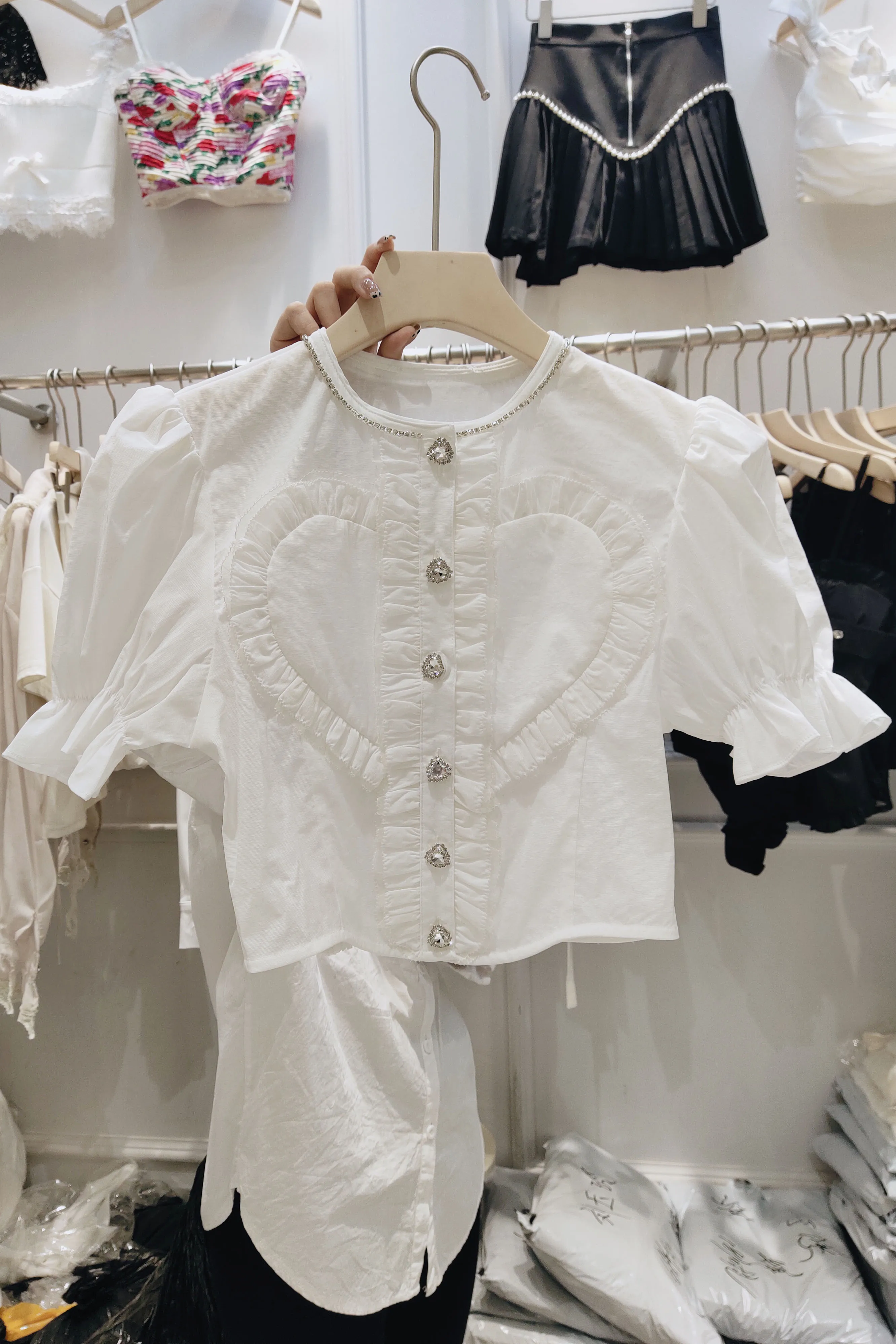 

Simple Style Women Heart-Shaped Pleated Ruffled Short Sleeves White Shirt Round Neck Single Row Drill Buckle Blouse Top