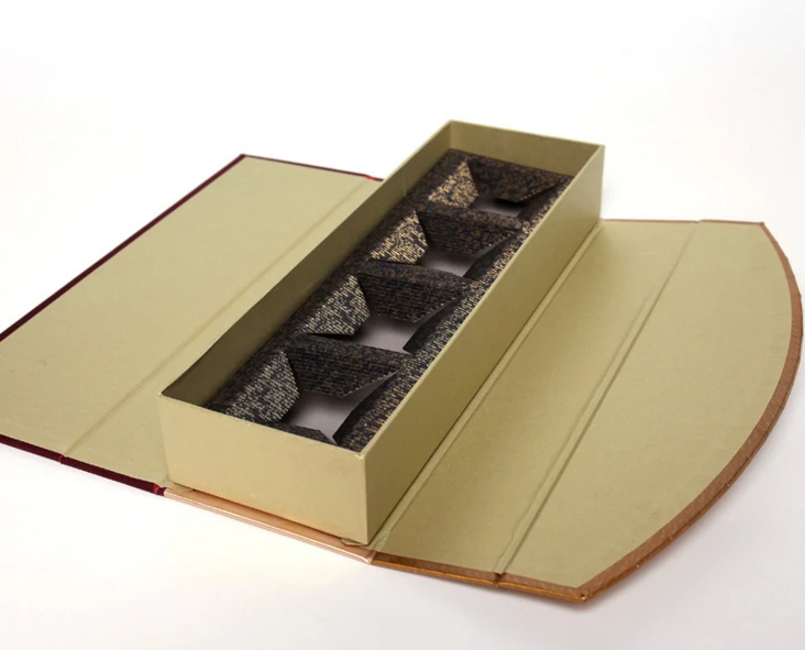 Черная картонная подарочная коробка с логотипом на заказ ручкой белая упаковка и