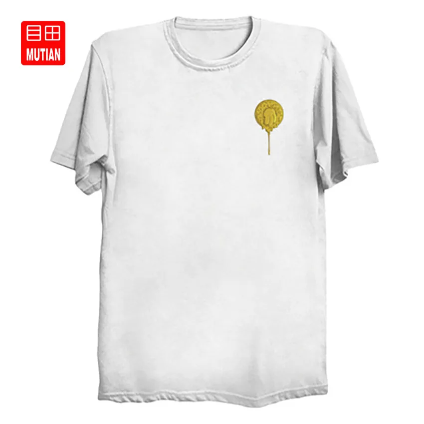 Футболка с надписью Hand of Hunger (золотой цвет-булавка) | Мужская одежда