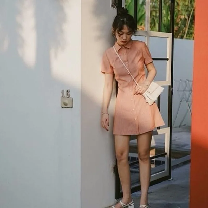 Женское платье-рубашка оранжевое розовое в полоску с отворотом мини-юбка