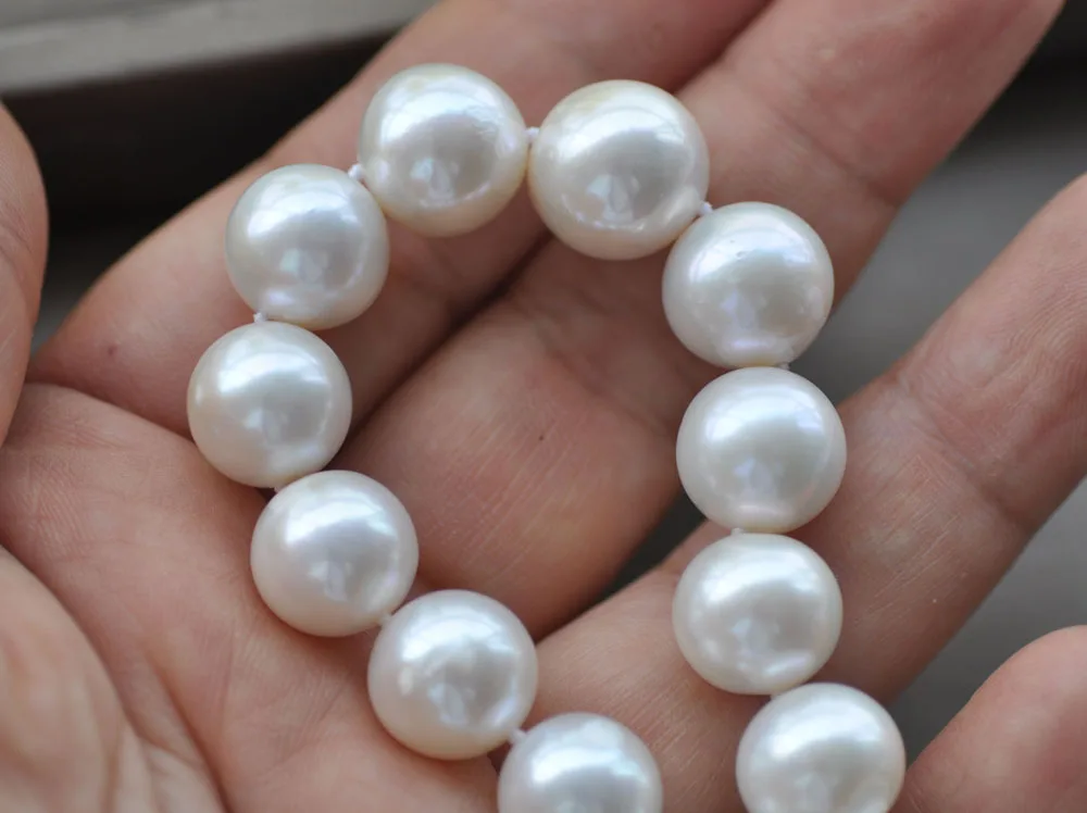 Collar de perlas redondas blancas de 17 