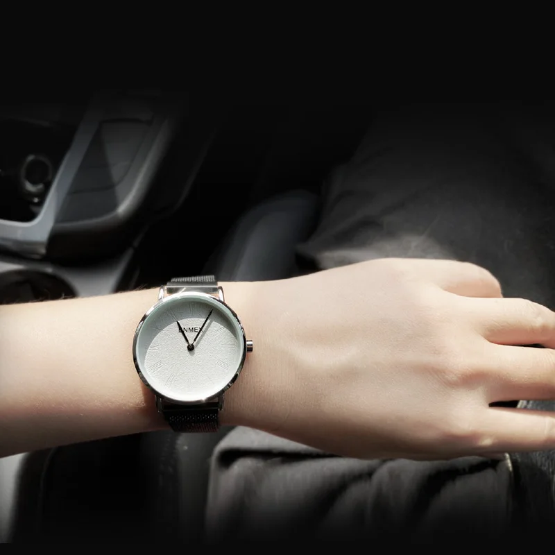 Женские наручные часы Enmex со стальным циферблатом с закругленным корпусом