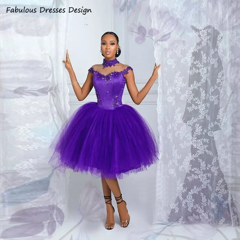Roxo na Altura do Joelho Vestidos de Dama de Honra Vestido de Festa Dreamlike Gola Alta Ilusão Casamento Africano Applique Renda Cristal 2021
