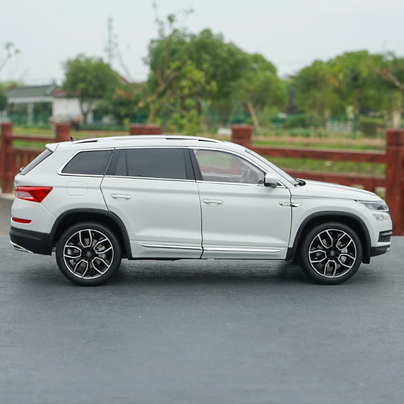 1/18 Skoda KODIAQ SUV литая под давлением металлическая модель автомобиля игрушка для детей подарки на день рождения Коллекция игрушек оригинальная коробка