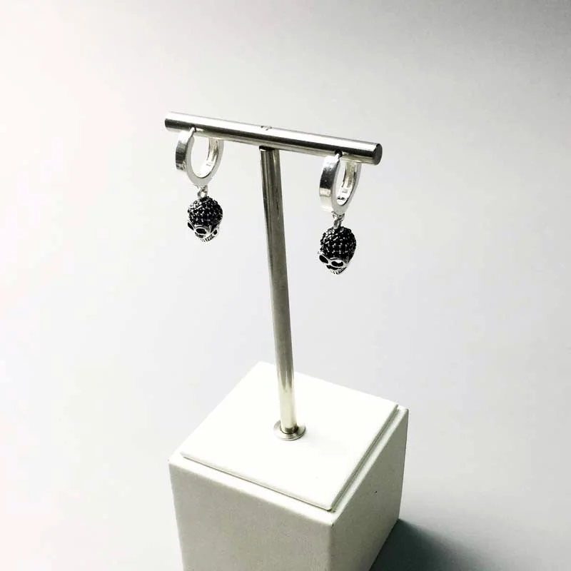 Серьги-кольца с застежкой в виде черепа из серебра 925 пробы фианитами | Украшения