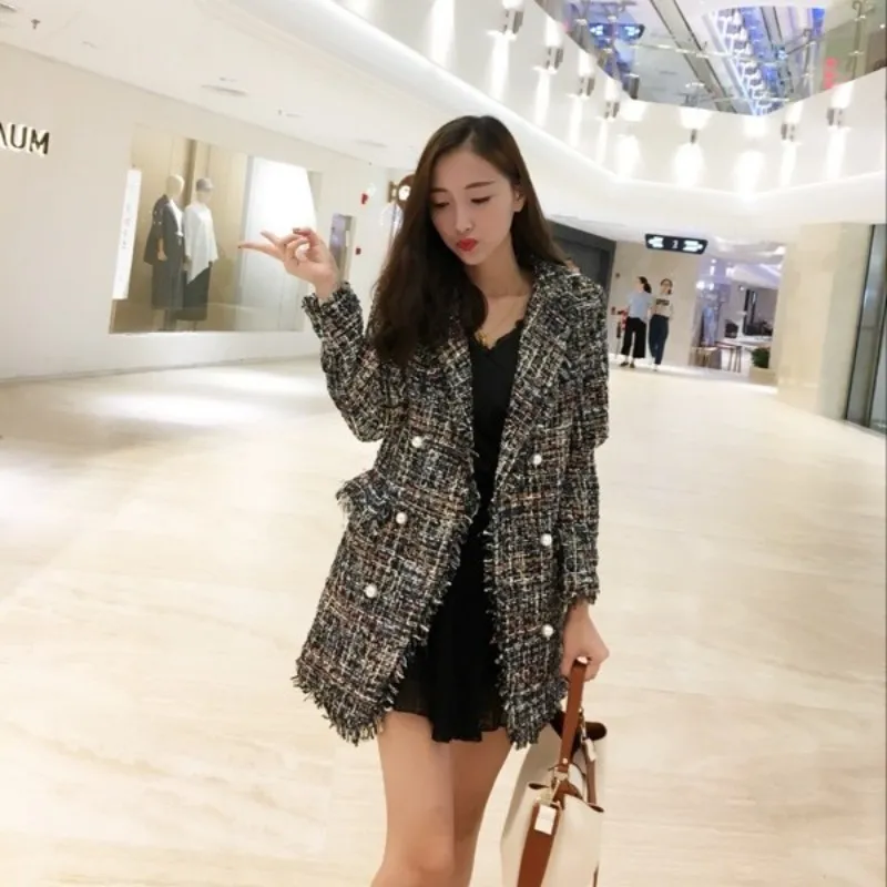Женская твидовая куртка средней длины элегантная приталенная офисная с бахромой