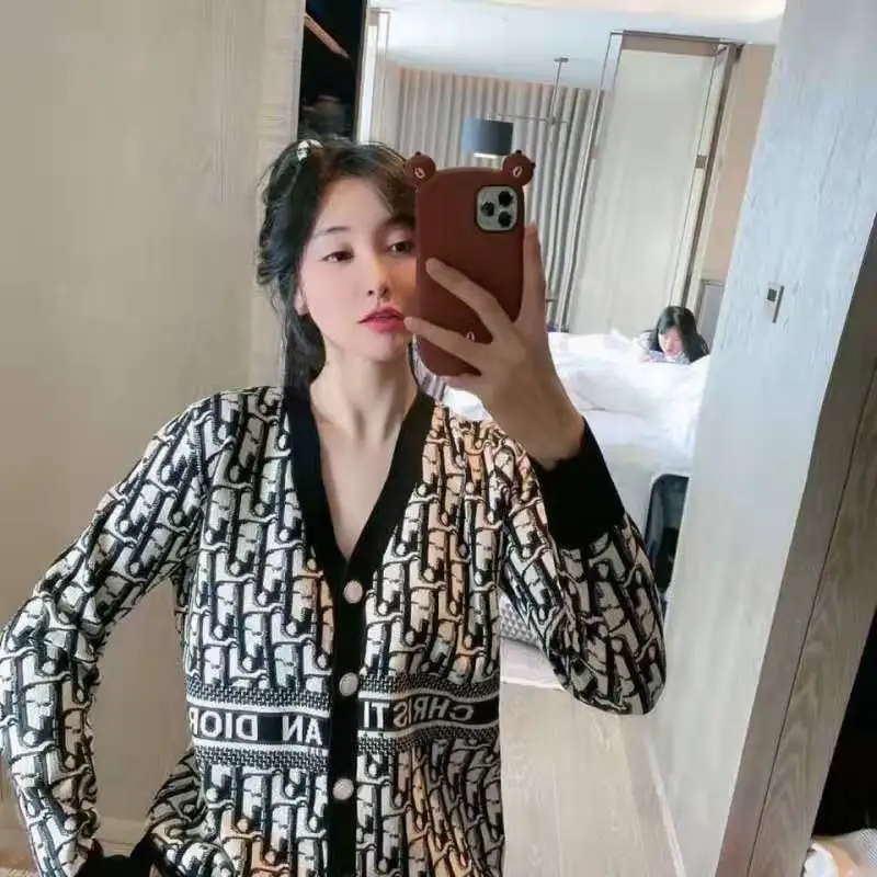 

2021 spring and Autumn New Korean version top letter printing knitting cardigan V-neck loose sweater for women