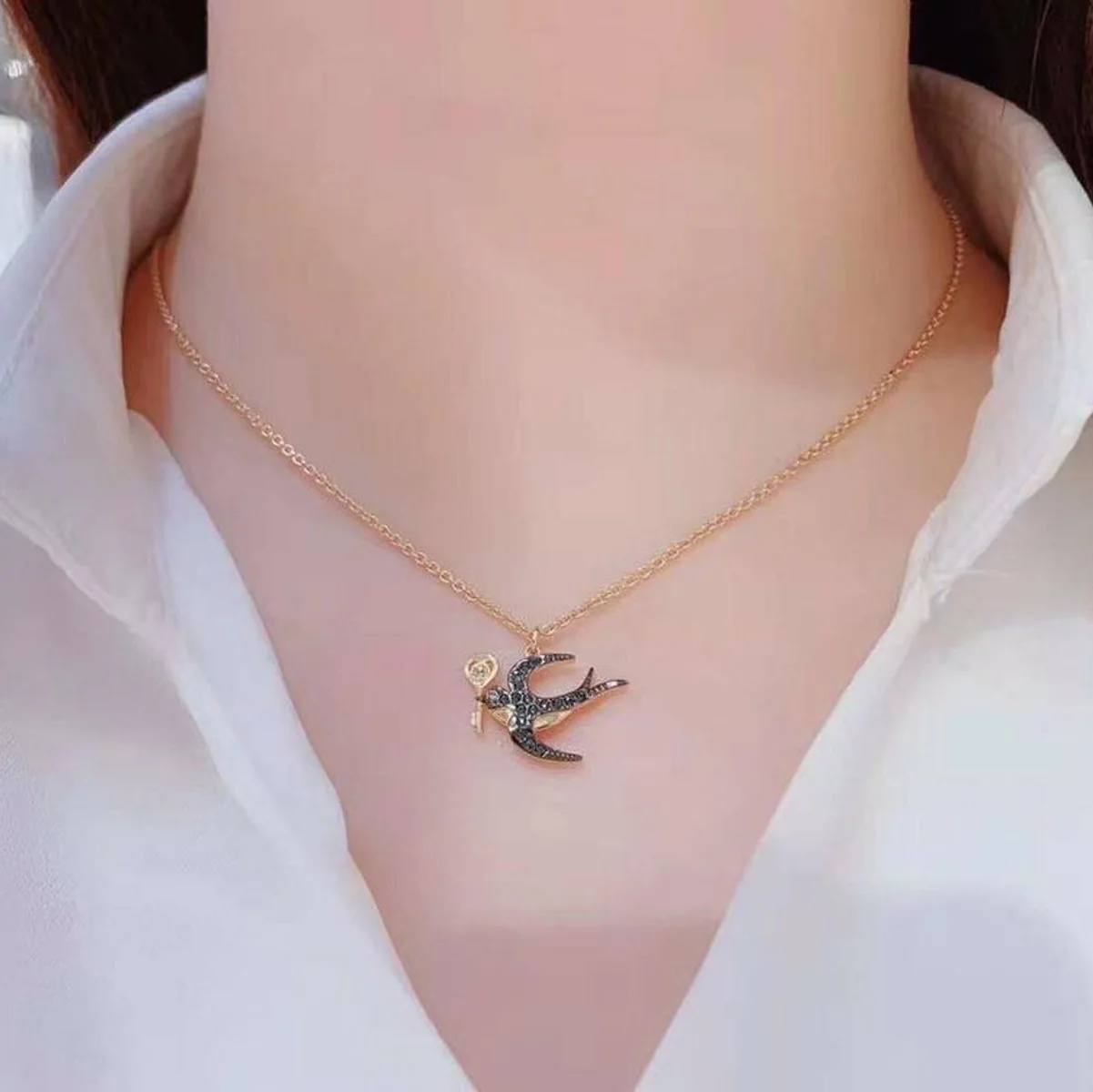 

SHLUOYI High quality SWA. Exquisite gold Tarot swallow female Jewelry Pendant Necklace charming fashion jewelry