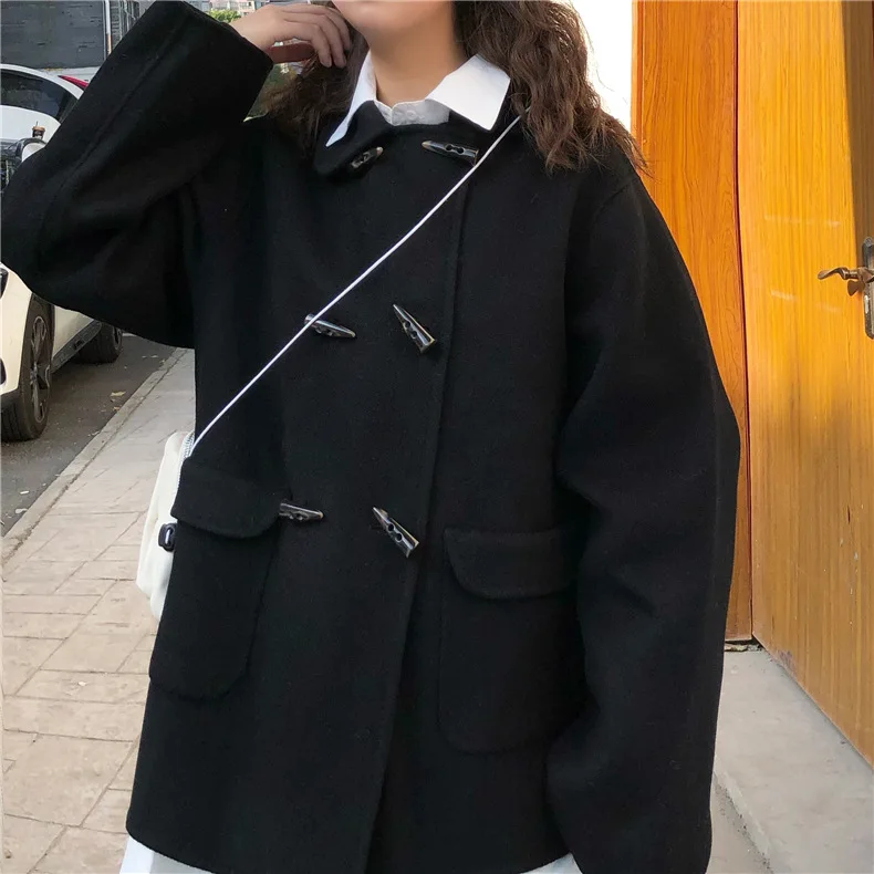 

Короткое шерстяное пальто с пряжкой в виде рога на осень и зиму