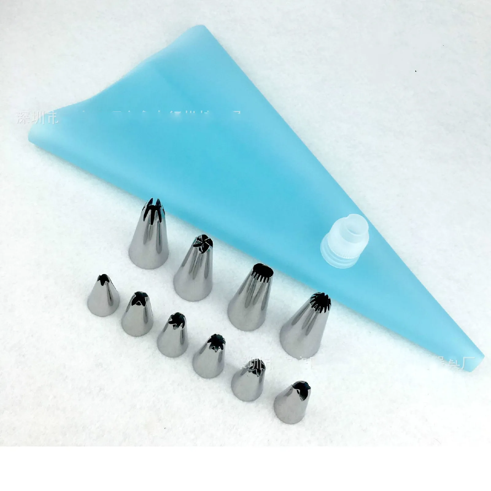 Выпекание 12 комплектов больших и маленьких тортов с головками из нержавеющей