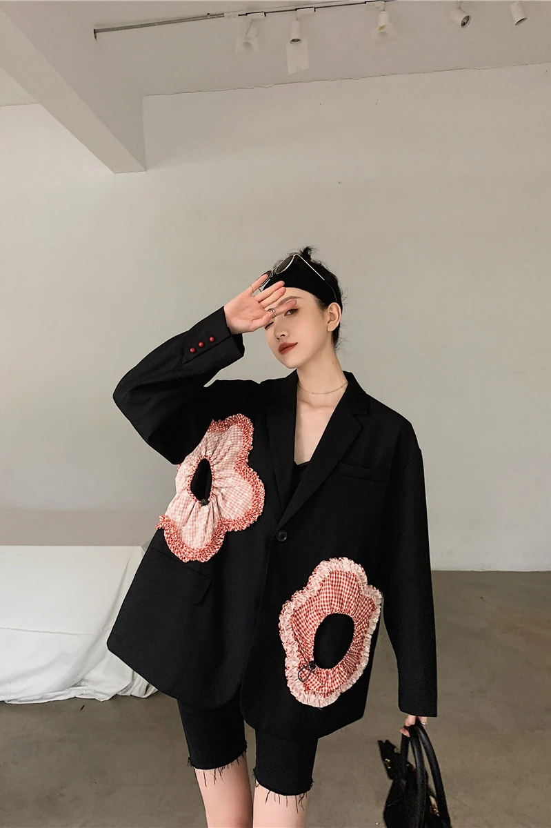 

Women's design of black flower suit jacket