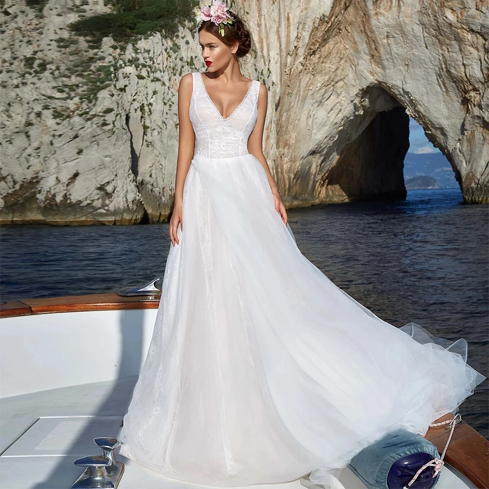 

Женское платье с открытыми плечами и V-образным вырезом