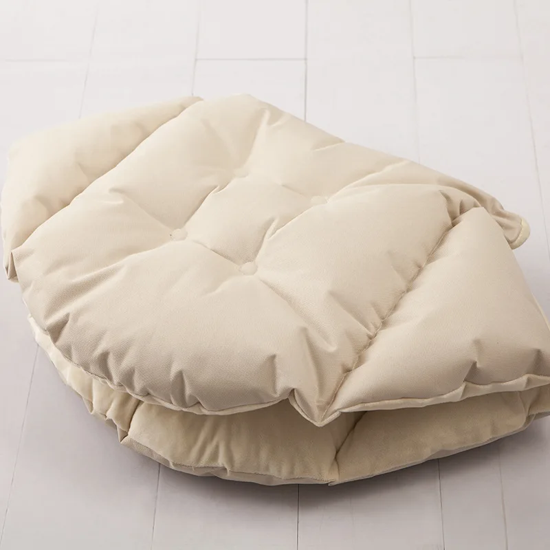 В окружении теплой мягкой и удобной подушки для студенческого сиденья рядом с