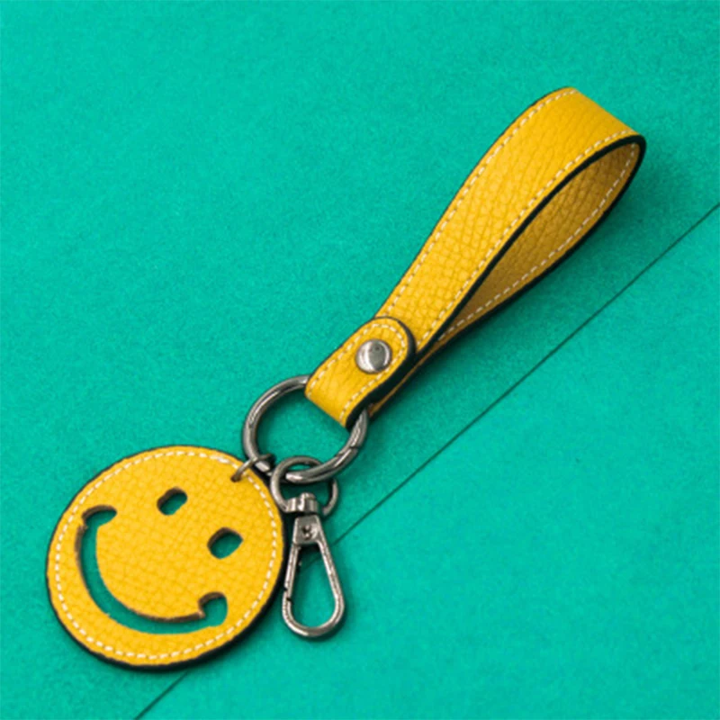 

2021 Trend Fashion Funny Smiley Car Keychain Unique Character Key Ring Cowhide Material Car Accessories Interior Decoration