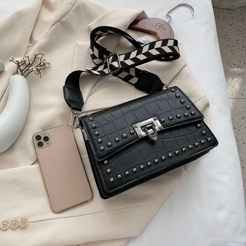 Сумка-мессенджер на застежке с заклепками одно плечо маленькая квадратная сумка