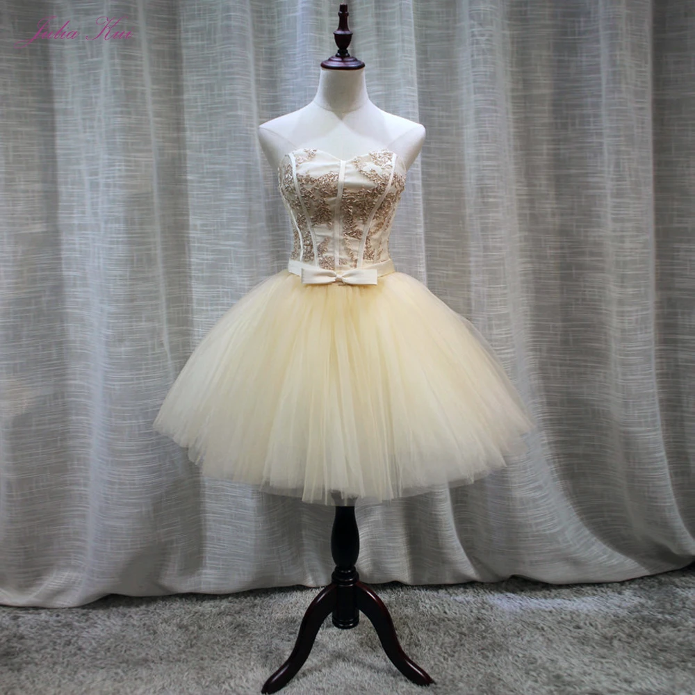 

Короткое коктейльное платье без бретелек, цвета шампанского