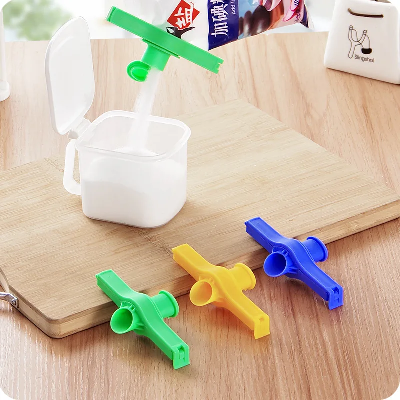 

Moisture-proof Sealing clip outlet kitchen household packaging bag plastic discharge nozzle food sealing clip Random Color 1PC
