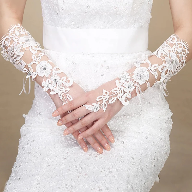 

Elegant Beaded Lace Satin Short Bridal Gloves 2021 Fingerless Wedding Gloves White Ivory Wedding Accessories Veu De Noiva