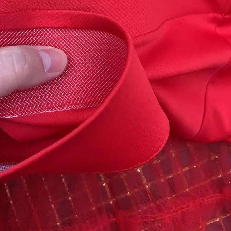 Роскошное красное вечернее платье с длинным рукавом украшенное стразами и