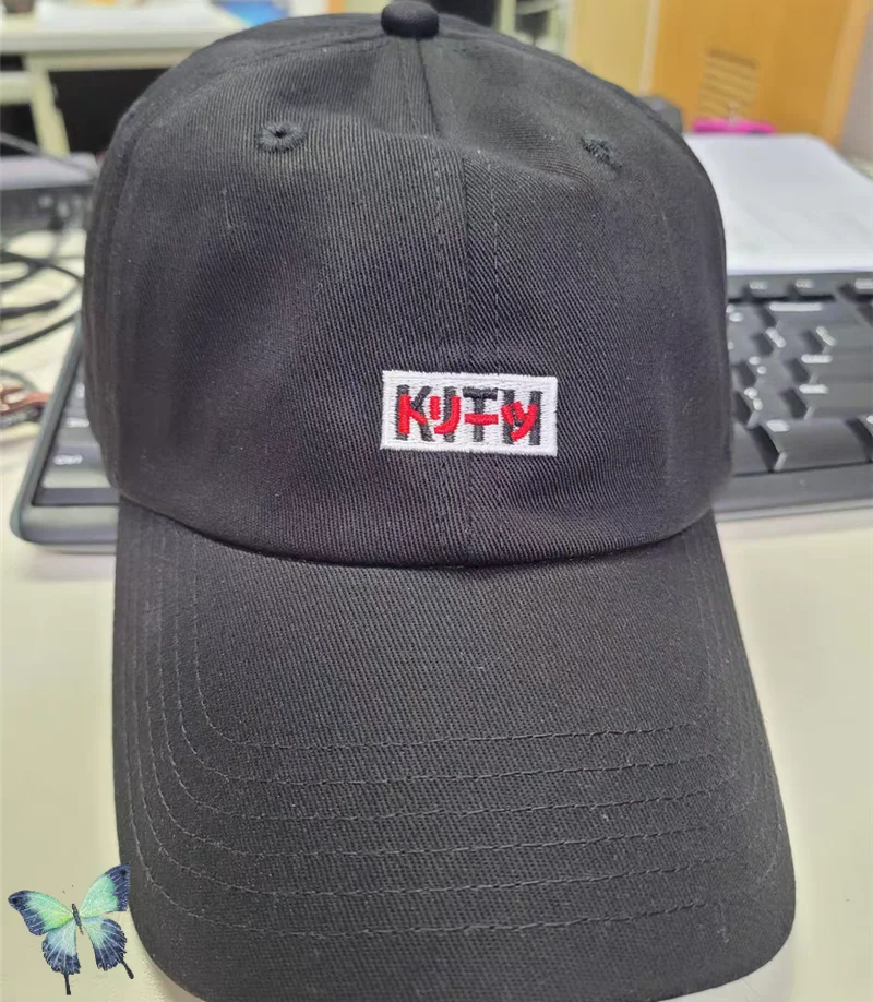 

Кепка унисекс с вышитым логотипом в коробке