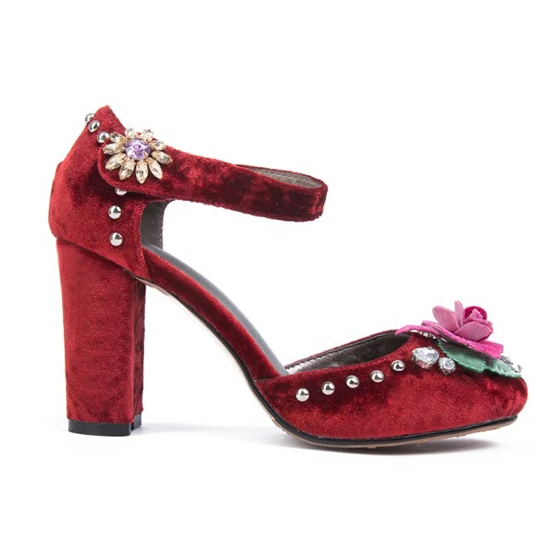 Женские туфли с цветочной пряжкой и заклепками на массивном каблуке | Обувь