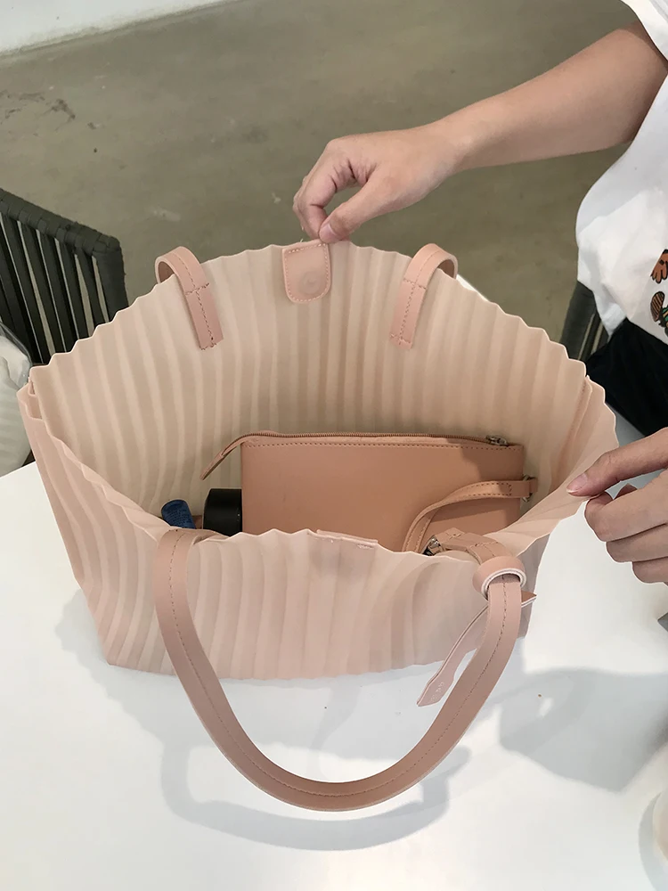 

Pleated Clear Handbag Beach Large Capacity Korean Shoulder Tote Handbag Soft Ladies Casual Bolsos Para Mujer Ladies Bag DE50ST