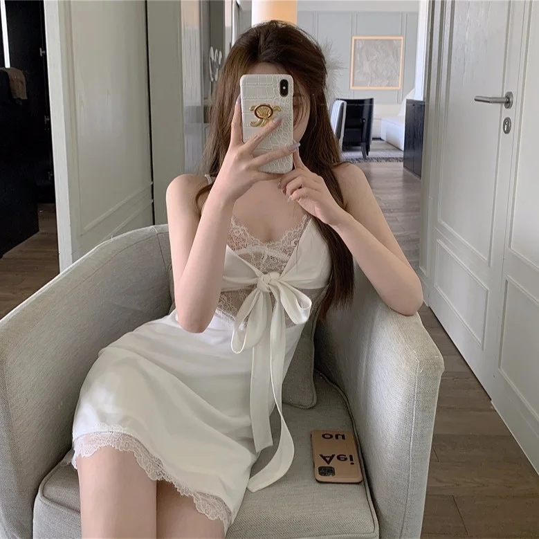 Элегантное облегающее привлекательное кружевное платье в гонконгском стиле для