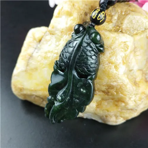 Китайская подвеска в виде золотой рыбки из натурального черного и зеленого