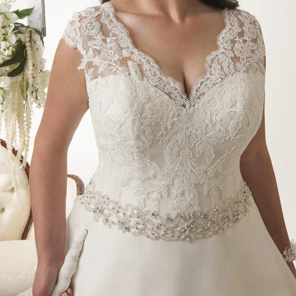 

Plus Size Wedding Dresses 2021 A-Line Appliques Lace Bridal Dress Beading Sashes V-Neck Sleeveless Wedding Gown Robe De Mariee