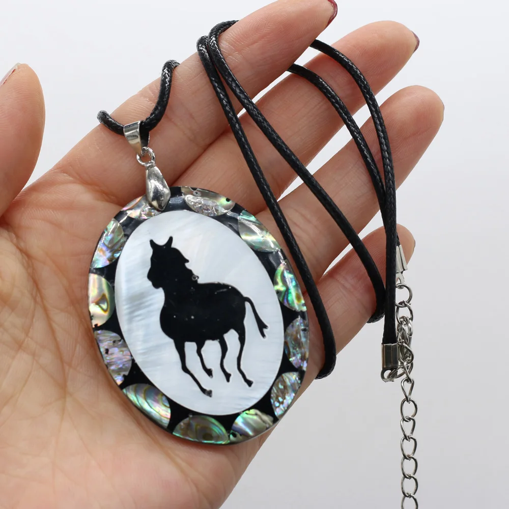 

Vintage Natural Oval Shell Pendant Dark Horse Pattern Necklace Jewelry Mother of Pearl Shells Necklaces Leather Rope for Women