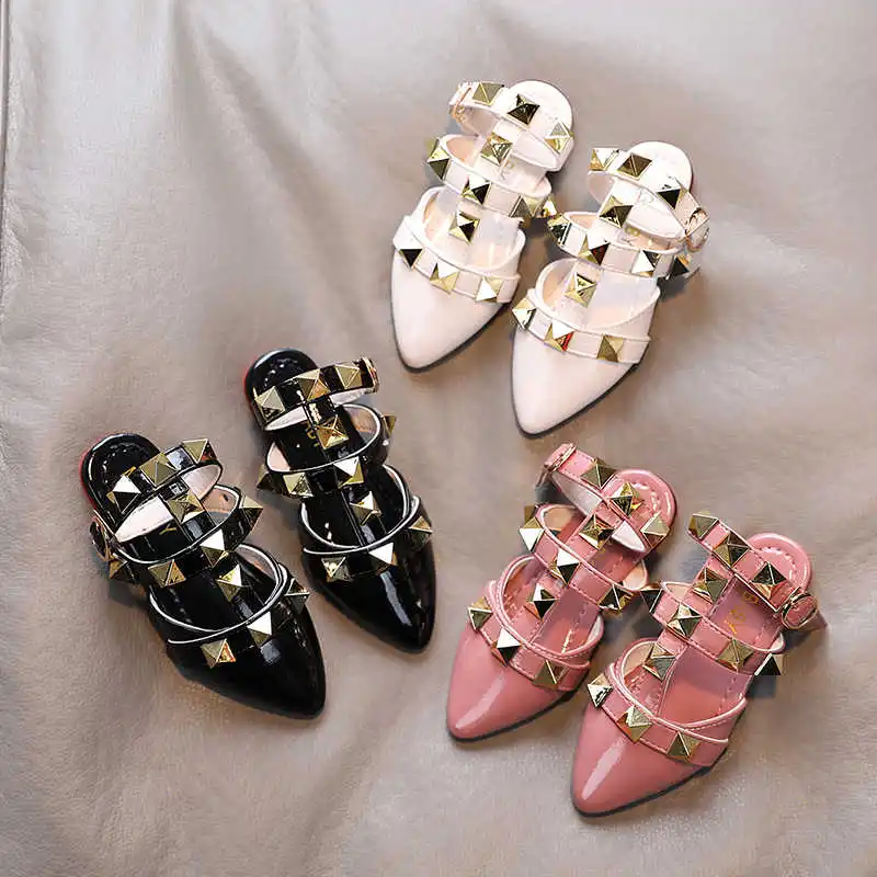 2021 Summer Kids Sandals Girls Rivets T Strap Patent Leather Shoes Ankle Strap Girls Shoes Pointed Toe Princess Shoes sandalias