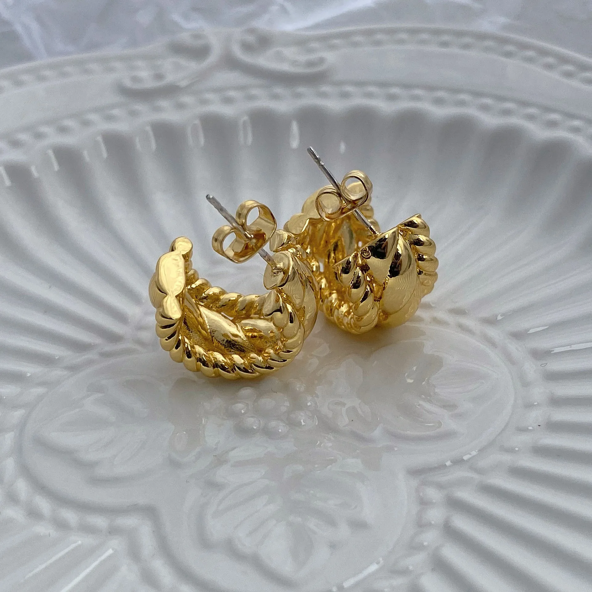 

Twist twisted retro temperament classic earrings winter new copper silver needle style fashion geometric earrings accessory