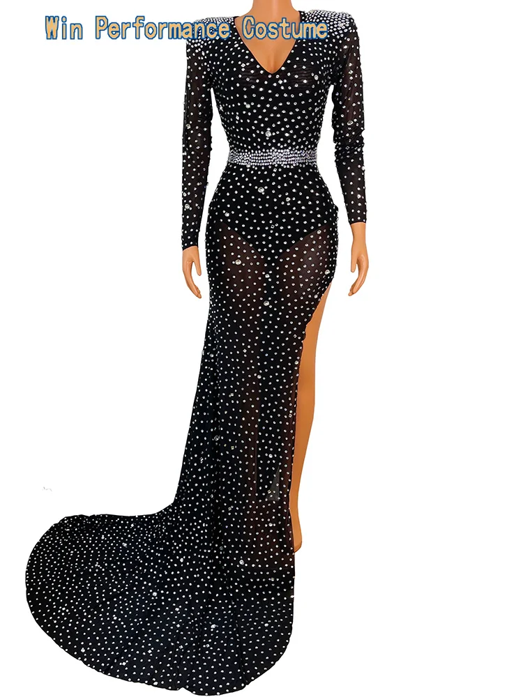 Певица ночного клуба в полном платье с бриллиантами, с длинными рукавами, с длинным подолом, ведущая модель для костюмов на подиуме.