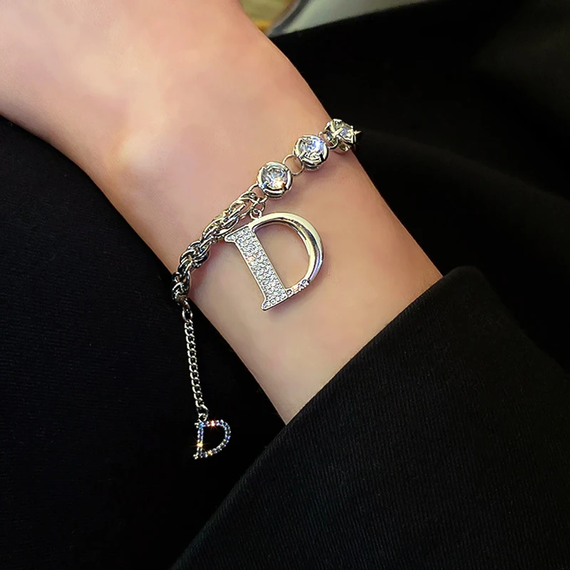 

Новый популярный дизайн, посеребренный браслет с буквой D из циркония для женщин и девушек, темпераментные ювелирные изделия с цирконием кл...