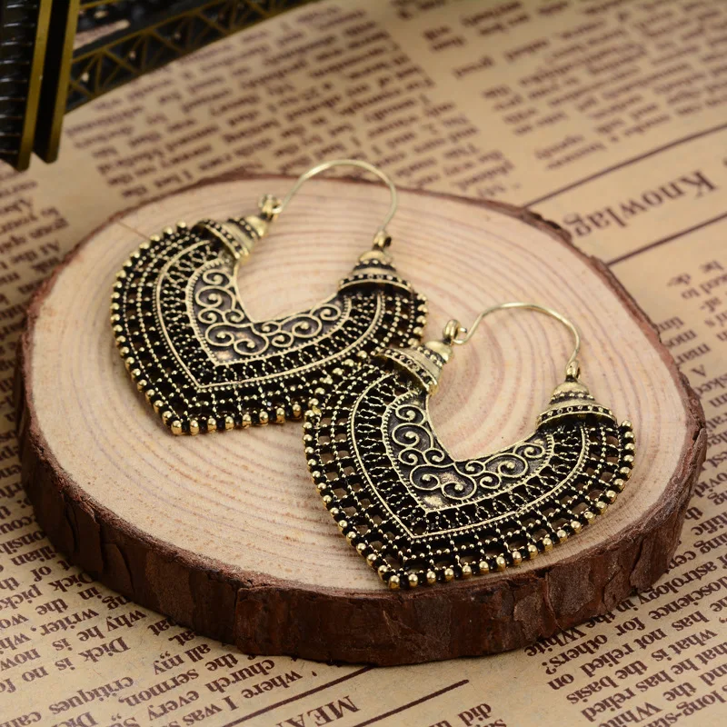 

Vintage Heart Carved Hollow Alloy Stud Earrings