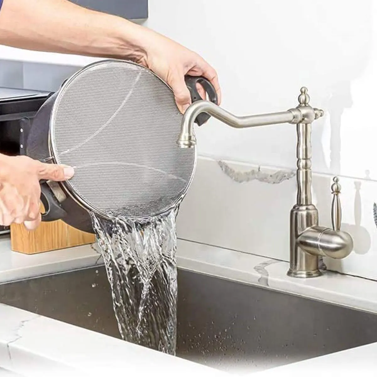 

Filtering Baffle Stainless steel triangle gear oil net with handle for Most Pots Keeps Kitchen Clean Protects Skin from Burns