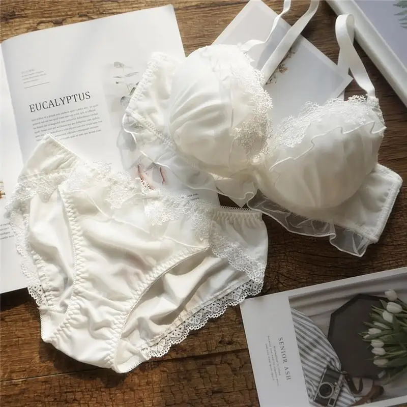 Комплект женского нижнего белья из прозрачного бюстгальтера и трусиков с